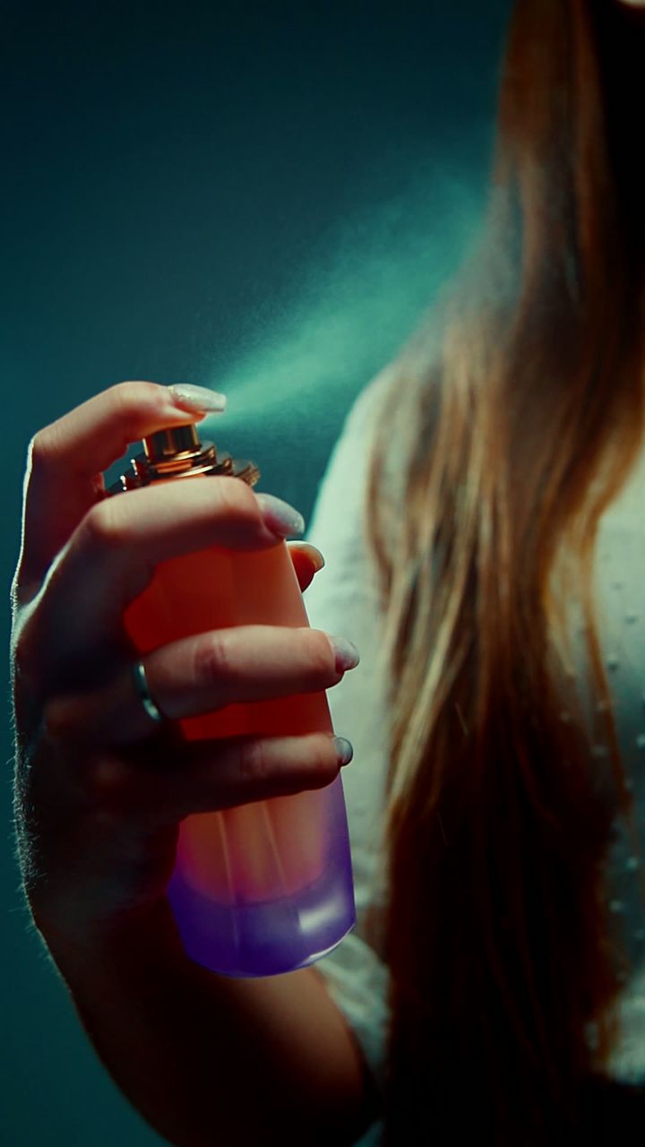 Spray de cabelo em movimento